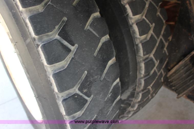 image for item K1160 1998 Ford AT9513 Aeromax 113 cab and chassis