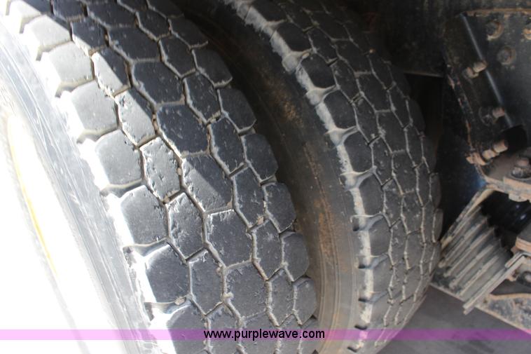 image for item K1160 1998 Ford AT9513 Aeromax 113 cab and chassis