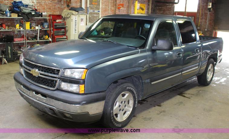 image for item K1178 2006 Chevrolet Silverado 1500 Crew Cab pickup truck