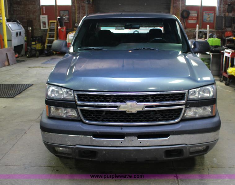 image for item K1178 2006 Chevrolet Silverado 1500 Crew Cab pickup truck