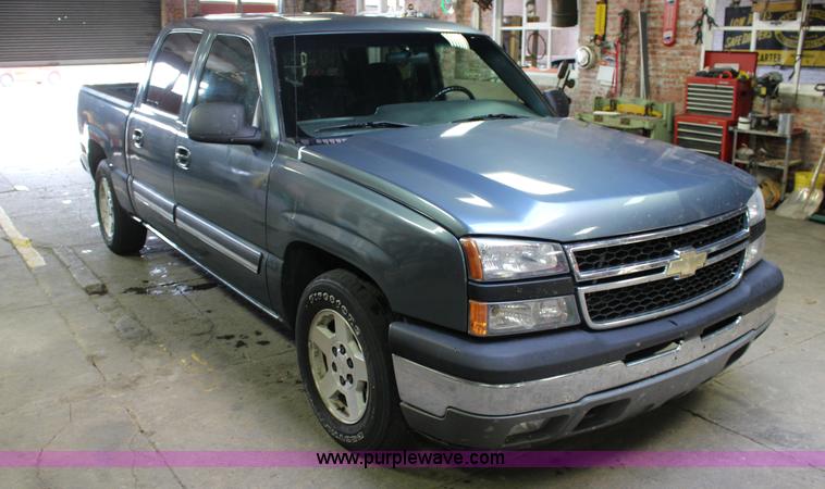image for item K1178 2006 Chevrolet Silverado 1500 Crew Cab pickup truck