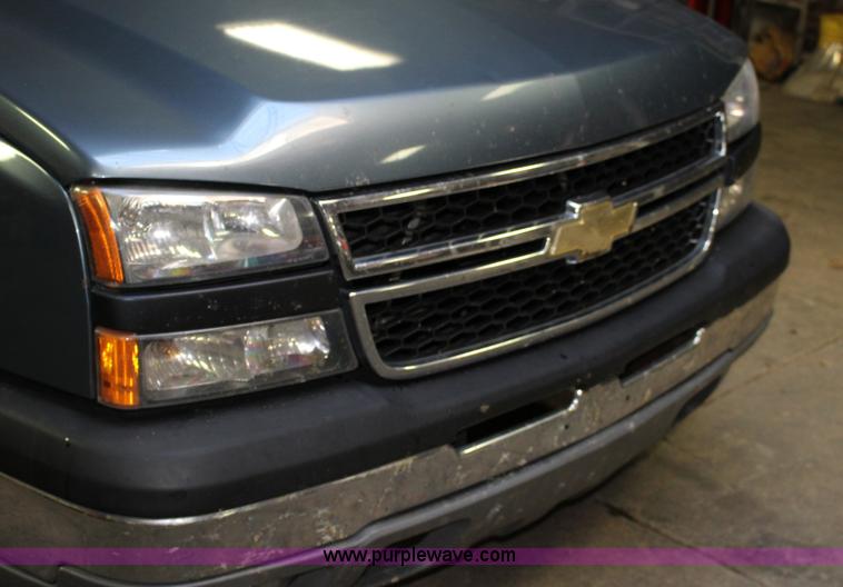 image for item K1178 2006 Chevrolet Silverado 1500 Crew Cab pickup truck