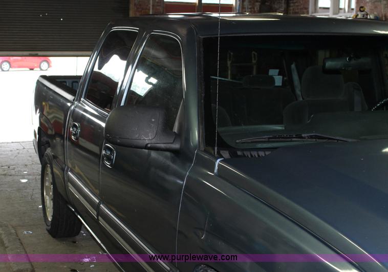 image for item K1178 2006 Chevrolet Silverado 1500 Crew Cab pickup truck