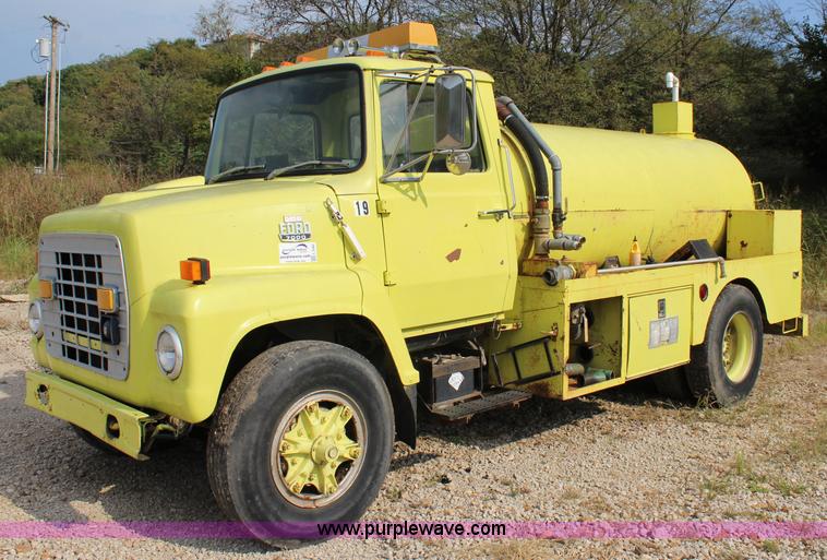 image for item L2260 1984 Ford LN7000 tank truck