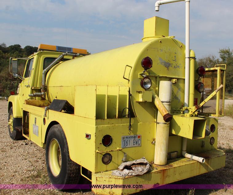 image for item L2260 1984 Ford LN7000 tank truck