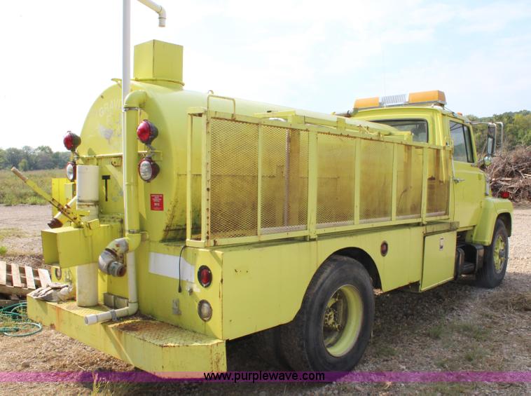 image for item L2260 1984 Ford LN7000 tank truck