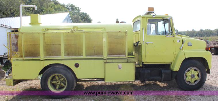 image for item L2260 1984 Ford LN7000 tank truck