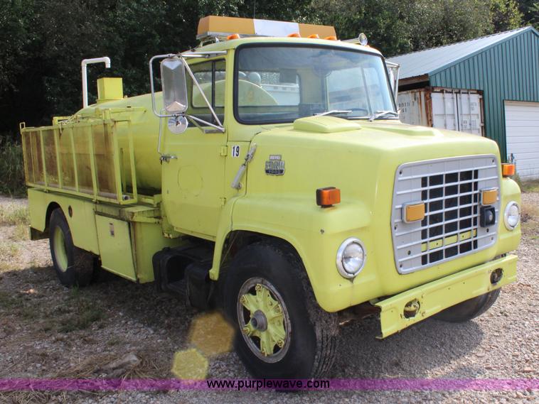 image for item L2260 1984 Ford LN7000 tank truck