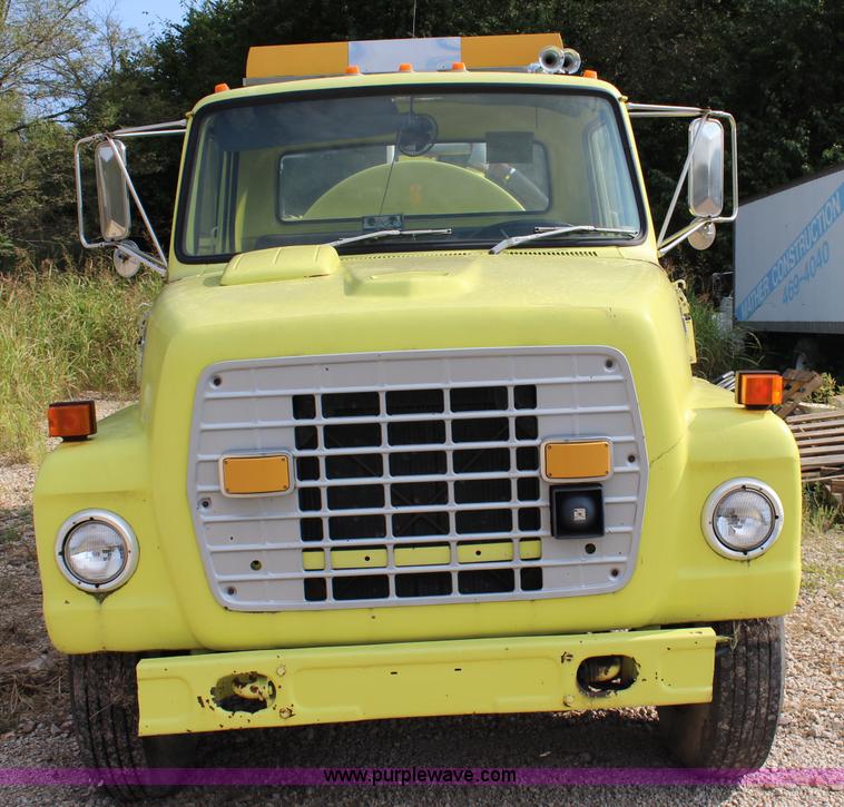 image for item L2260 1984 Ford LN7000 tank truck