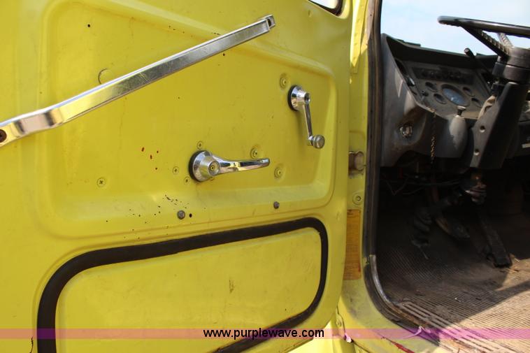 image for item L2260 1984 Ford LN7000 tank truck