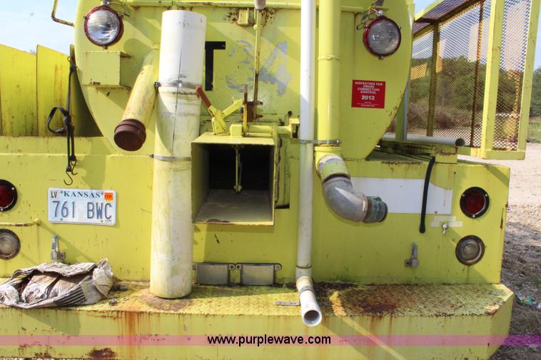 image for item L2260 1984 Ford LN7000 tank truck