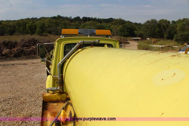 image for item L2260 1984 Ford LN7000 tank truck