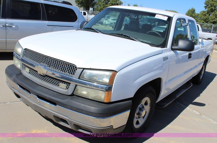 image for item L2300 2004 Chevrolet Silverado 1500 Ext. Cab pickup truck