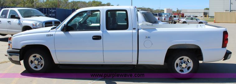 image for item L2300 2004 Chevrolet Silverado 1500 Ext. Cab pickup truck
