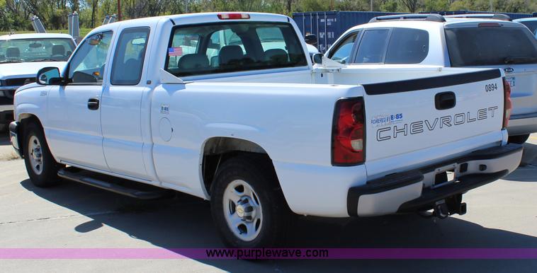 image for item L2300 2004 Chevrolet Silverado 1500 Ext. Cab pickup truck