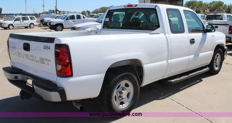 image for item L2300 2004 Chevrolet Silverado 1500 Ext. Cab pickup truck