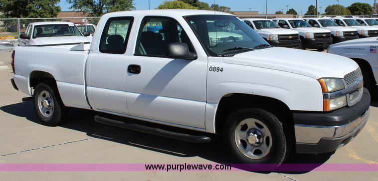 image for item L2300 2004 Chevrolet Silverado 1500 Ext. Cab pickup truck
