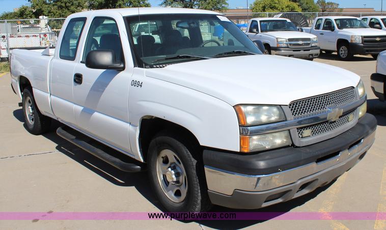image for item L2300 2004 Chevrolet Silverado 1500 Ext. Cab pickup truck