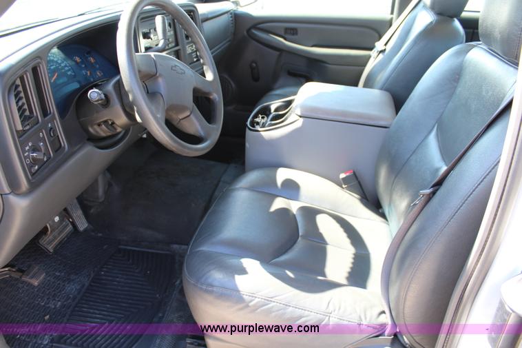 image for item L2300 2004 Chevrolet Silverado 1500 Ext. Cab pickup truck