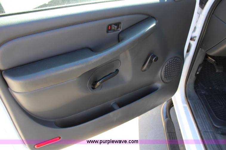 image for item L2300 2004 Chevrolet Silverado 1500 Ext. Cab pickup truck