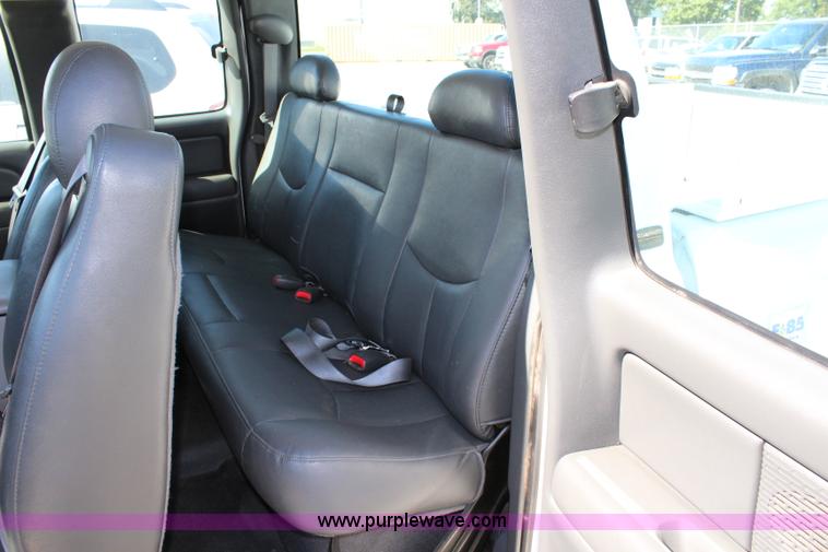 image for item L2300 2004 Chevrolet Silverado 1500 Ext. Cab pickup truck