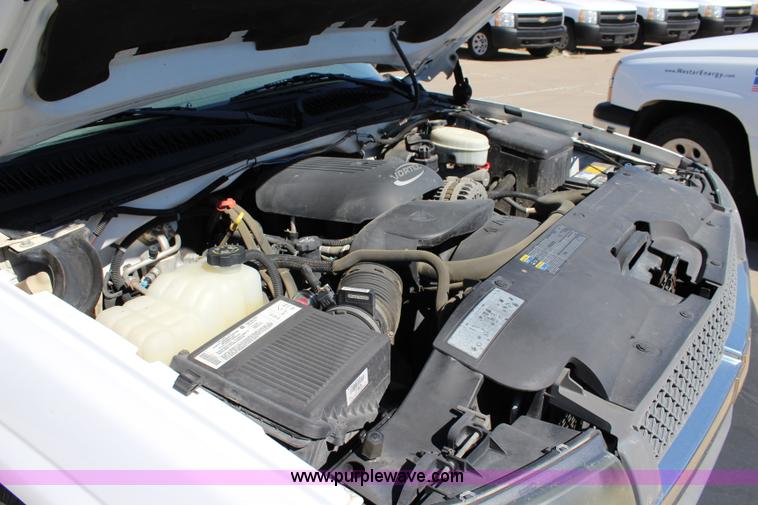 image for item L2300 2004 Chevrolet Silverado 1500 Ext. Cab pickup truck