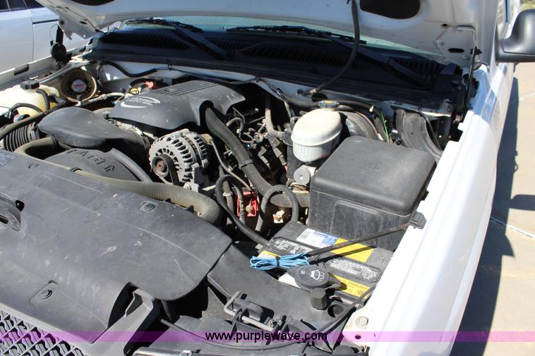 image for item L2300 2004 Chevrolet Silverado 1500 Ext. Cab pickup truck