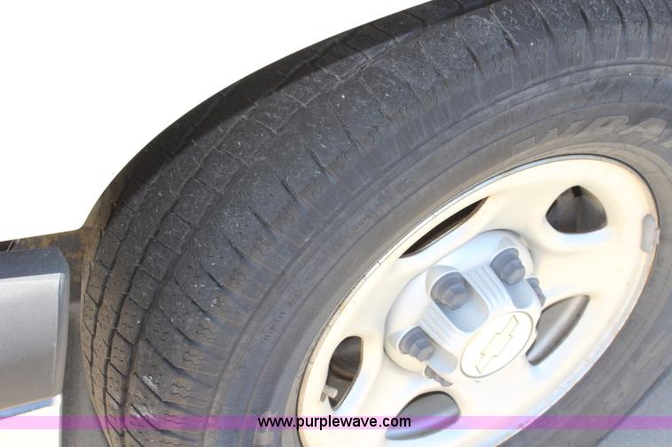 image for item L2300 2004 Chevrolet Silverado 1500 Ext. Cab pickup truck