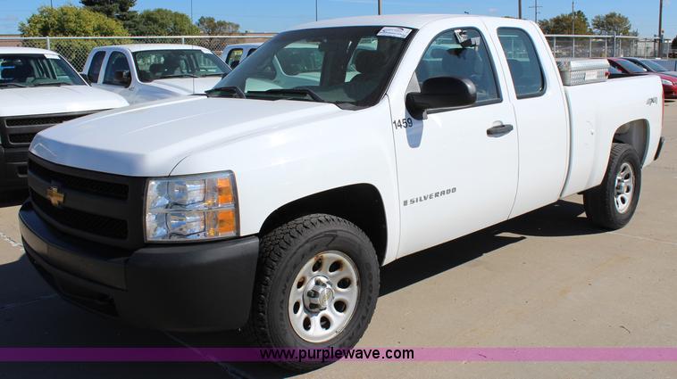 image for item L2313 2008 Chevrolet Silverado 1500 Ext. Cab pickup truck