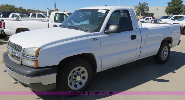 image for item L2325 2005 Chevrolet Silverado 1500 pickup truck