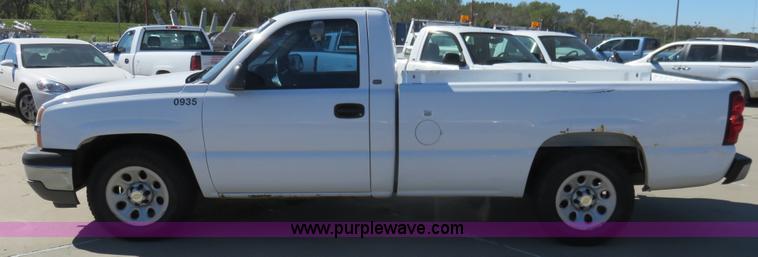 image for item L2325 2005 Chevrolet Silverado 1500 pickup truck