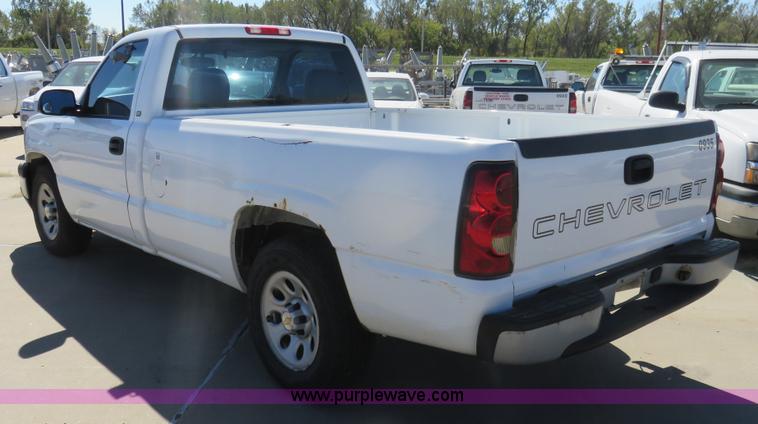 image for item L2325 2005 Chevrolet Silverado 1500 pickup truck
