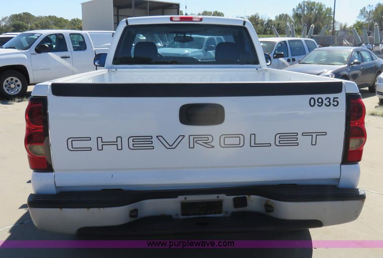 image for item L2325 2005 Chevrolet Silverado 1500 pickup truck