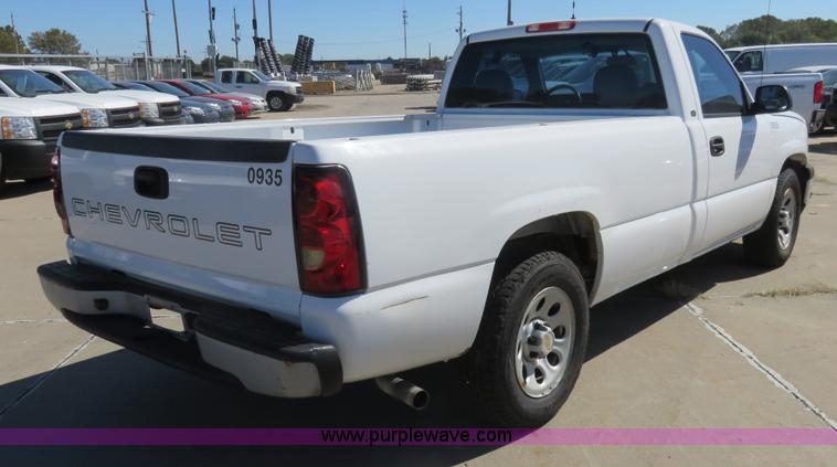 image for item L2325 2005 Chevrolet Silverado 1500 pickup truck