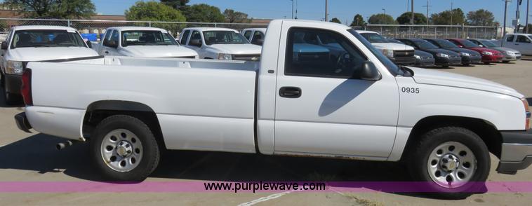 image for item L2325 2005 Chevrolet Silverado 1500 pickup truck