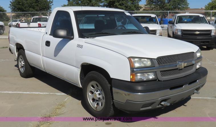 image for item L2325 2005 Chevrolet Silverado 1500 pickup truck