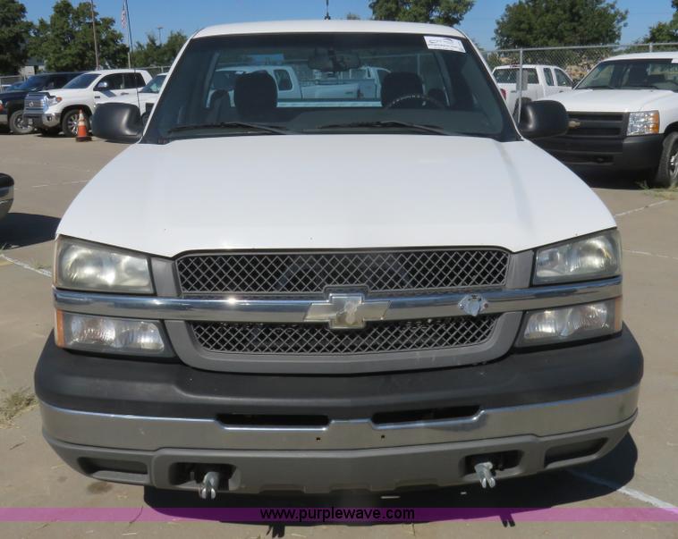 image for item L2325 2005 Chevrolet Silverado 1500 pickup truck