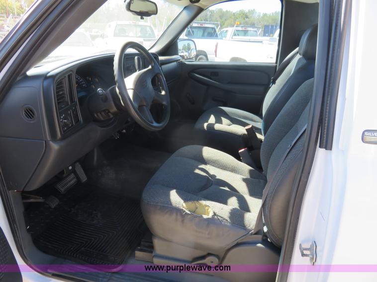 image for item L2325 2005 Chevrolet Silverado 1500 pickup truck