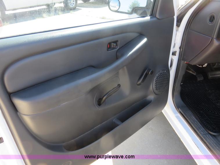 image for item L2325 2005 Chevrolet Silverado 1500 pickup truck