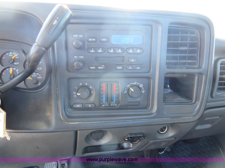 image for item L2325 2005 Chevrolet Silverado 1500 pickup truck