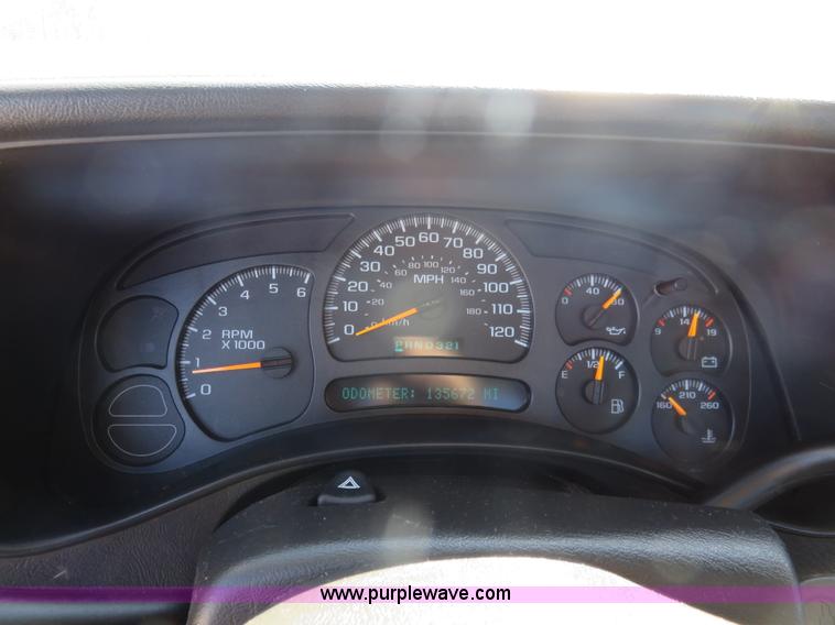 image for item L2325 2005 Chevrolet Silverado 1500 pickup truck