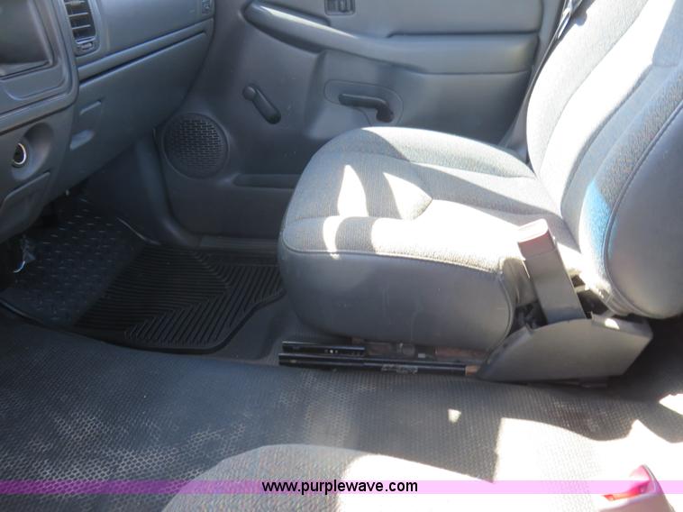 image for item L2325 2005 Chevrolet Silverado 1500 pickup truck