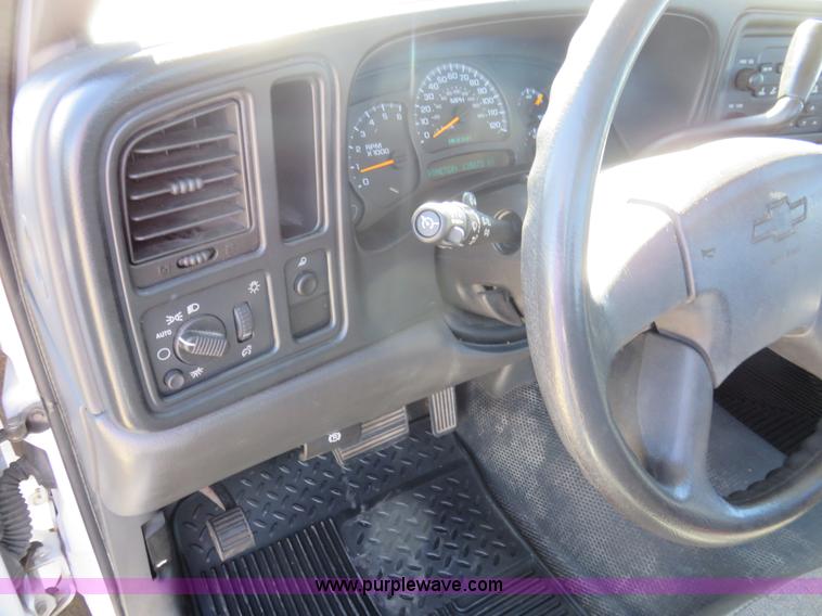 image for item L2325 2005 Chevrolet Silverado 1500 pickup truck