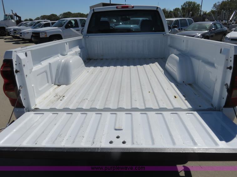 image for item L2325 2005 Chevrolet Silverado 1500 pickup truck