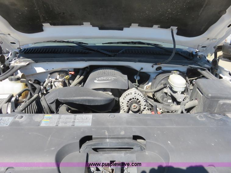 image for item L2325 2005 Chevrolet Silverado 1500 pickup truck