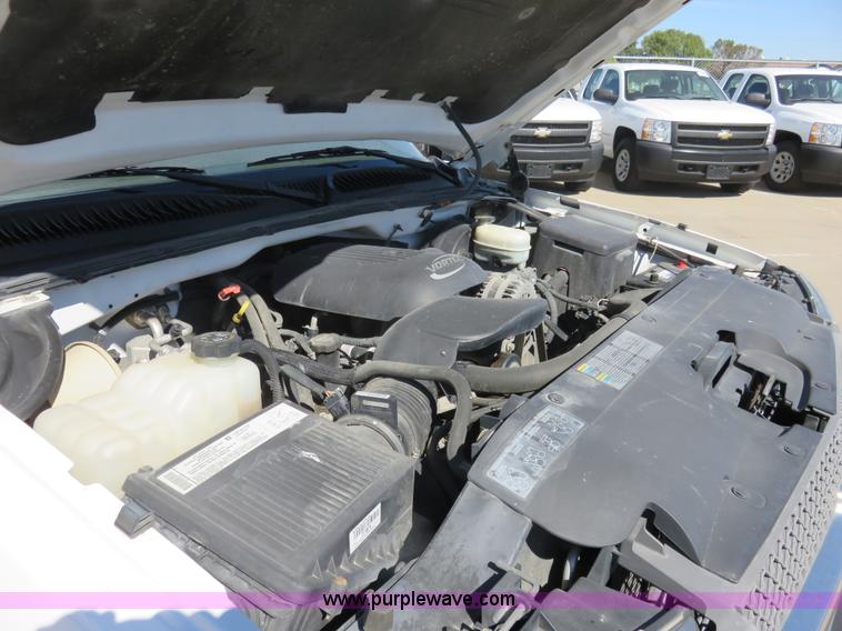 image for item L2325 2005 Chevrolet Silverado 1500 pickup truck