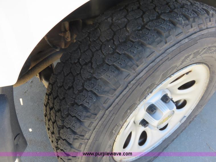 image for item L2325 2005 Chevrolet Silverado 1500 pickup truck