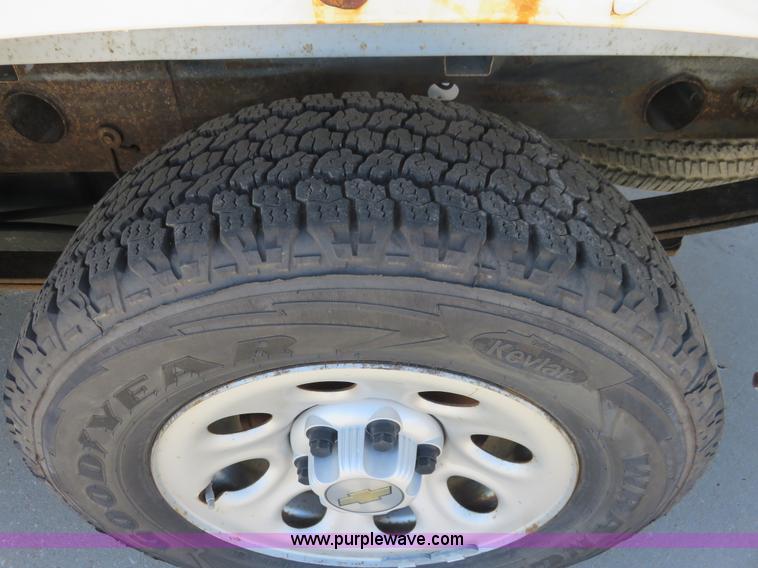 image for item L2325 2005 Chevrolet Silverado 1500 pickup truck