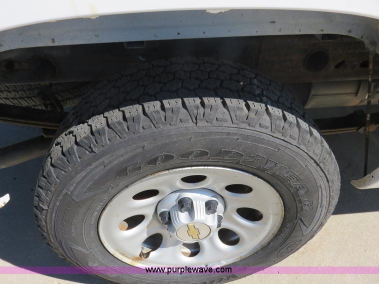 image for item L2325 2005 Chevrolet Silverado 1500 pickup truck