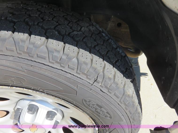 image for item L2325 2005 Chevrolet Silverado 1500 pickup truck